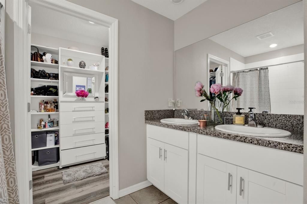 For Sale: $400,000 (4 beds, 2 baths, 1914 Square Feet)