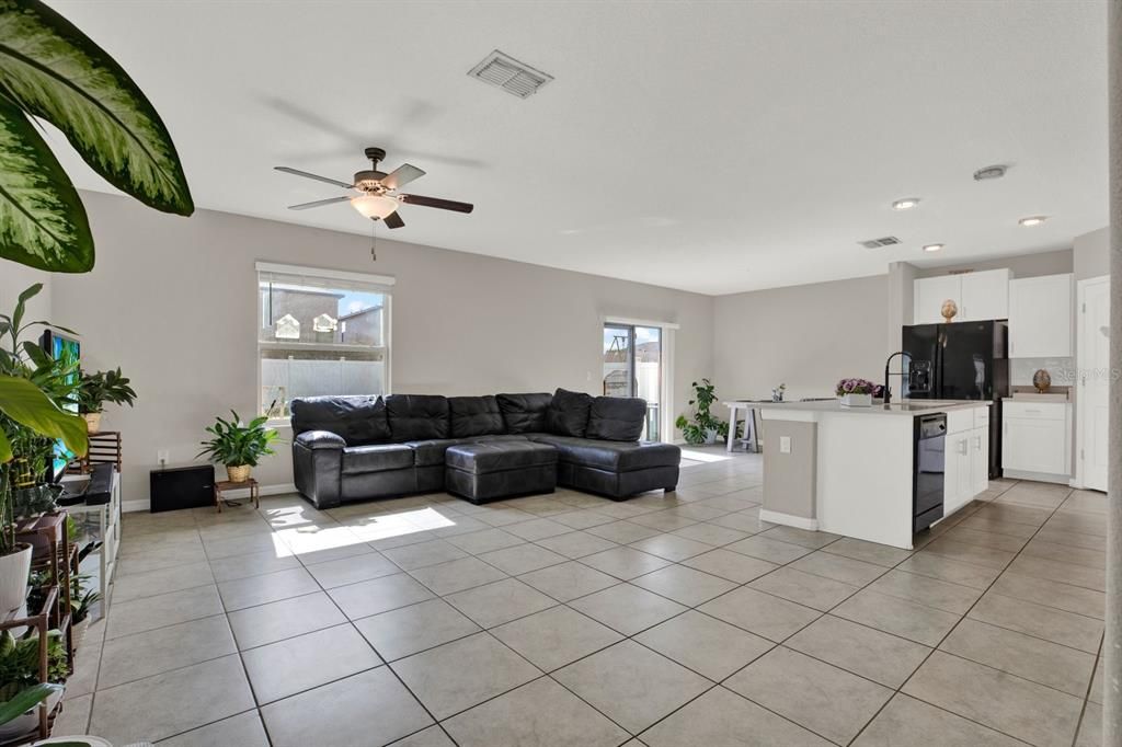 For Sale: $400,000 (4 beds, 2 baths, 1914 Square Feet)