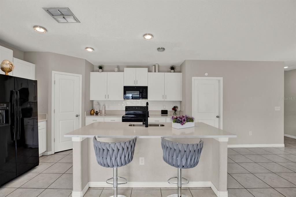 For Sale: $400,000 (4 beds, 2 baths, 1914 Square Feet)