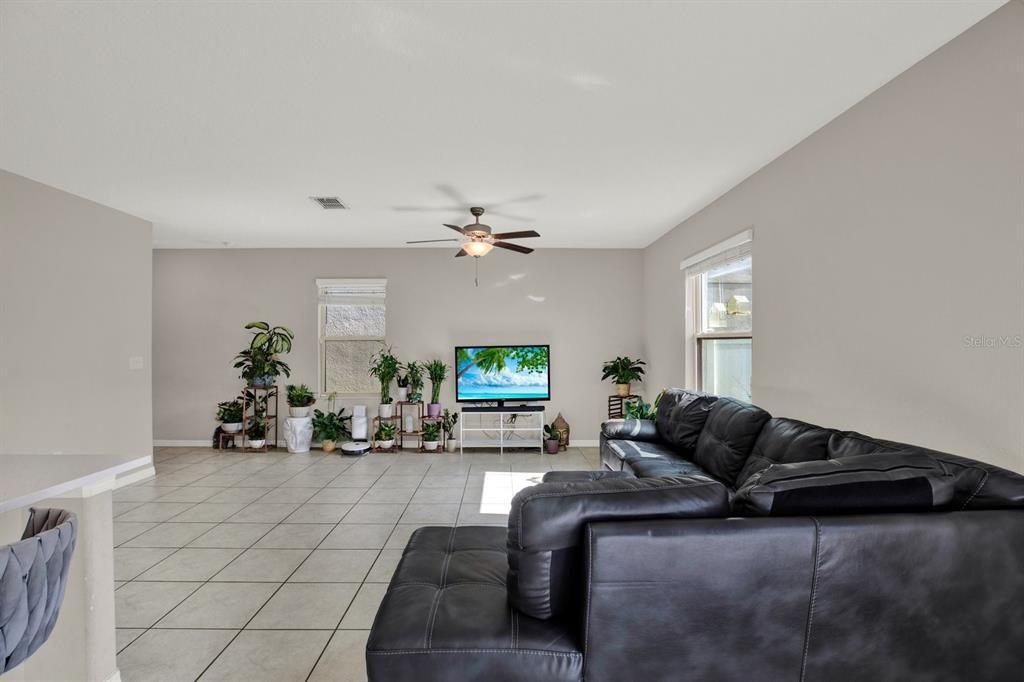 For Sale: $400,000 (4 beds, 2 baths, 1914 Square Feet)