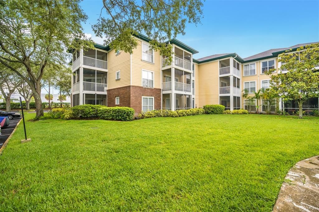 For Rent: $1,850 (2 beds, 2 baths, 990 Square Feet)