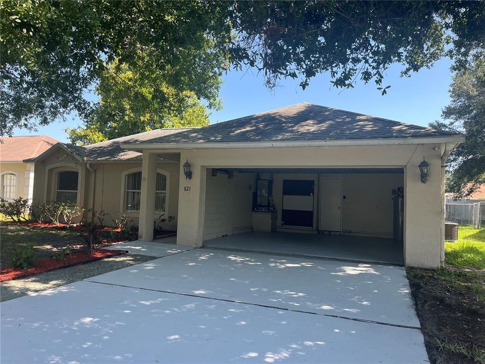 For Rent: $2,100 (4 beds, 2 baths, 1661 Square Feet)