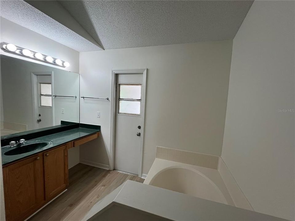 For Rent: $2,100 (4 beds, 2 baths, 1661 Square Feet)