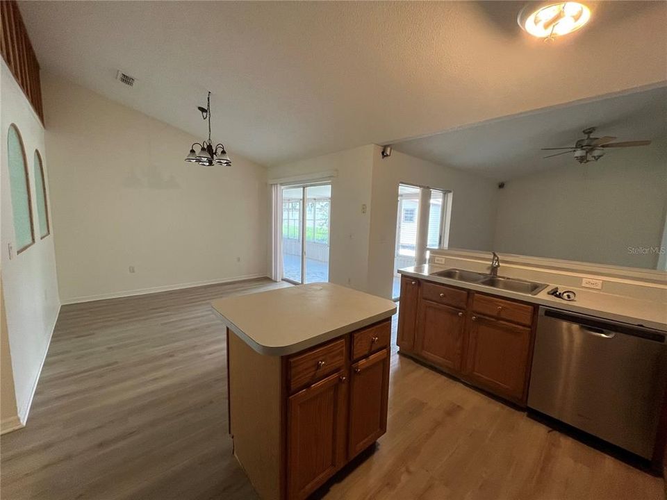 For Rent: $2,100 (4 beds, 2 baths, 1661 Square Feet)