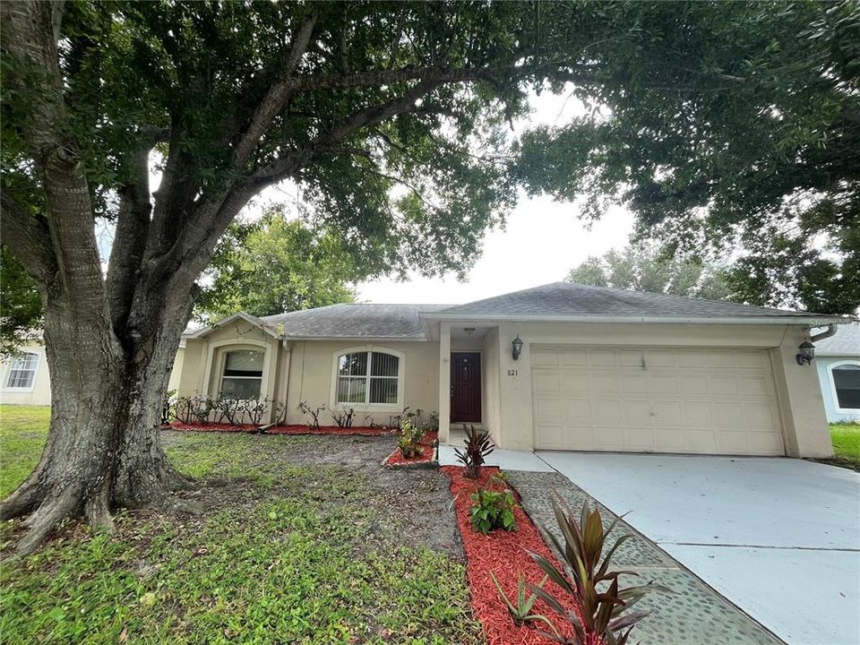 For Rent: $2,100 (4 beds, 2 baths, 1661 Square Feet)