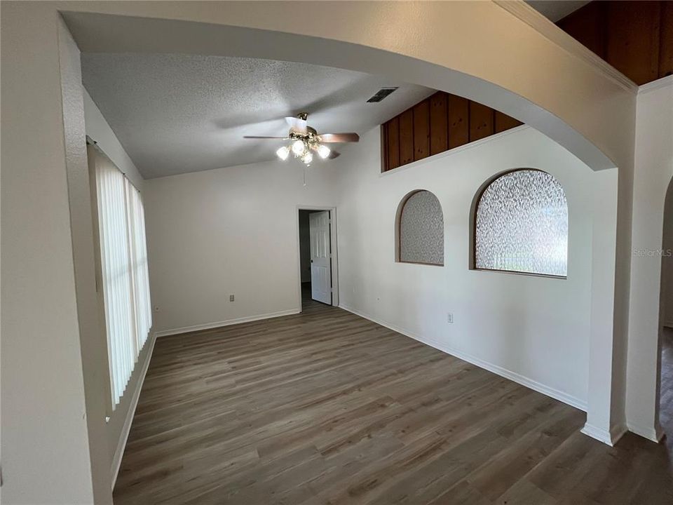 For Rent: $2,100 (4 beds, 2 baths, 1661 Square Feet)
