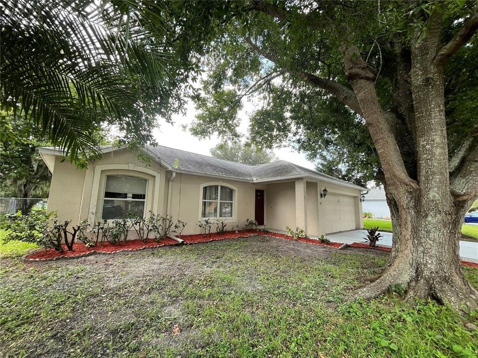 For Rent: $2,100 (4 beds, 2 baths, 1661 Square Feet)