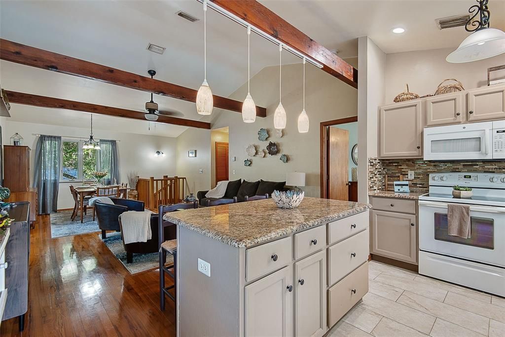 En Venta: $535,000 (3 camas, 3 baños, 1408 Pies cuadrados)