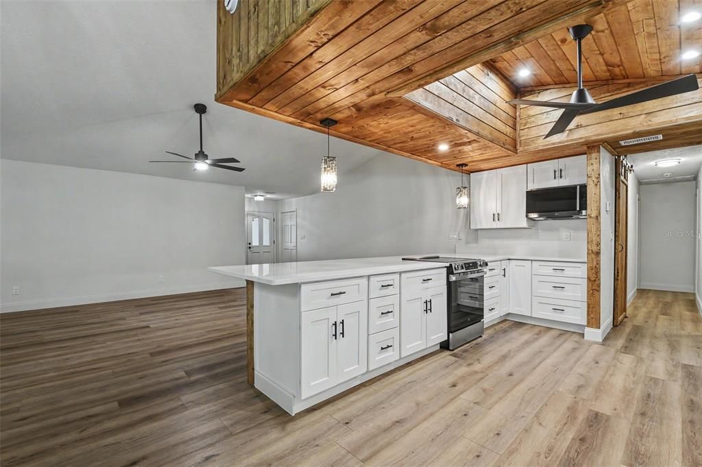 На продажу: $575,000 (6 спален, 3 ванн, 2489 Квадратных фут)