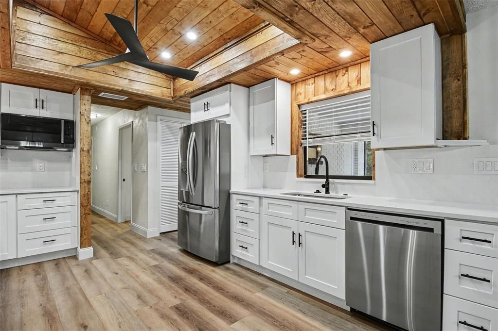 На продажу: $575,000 (6 спален, 3 ванн, 2489 Квадратных фут)