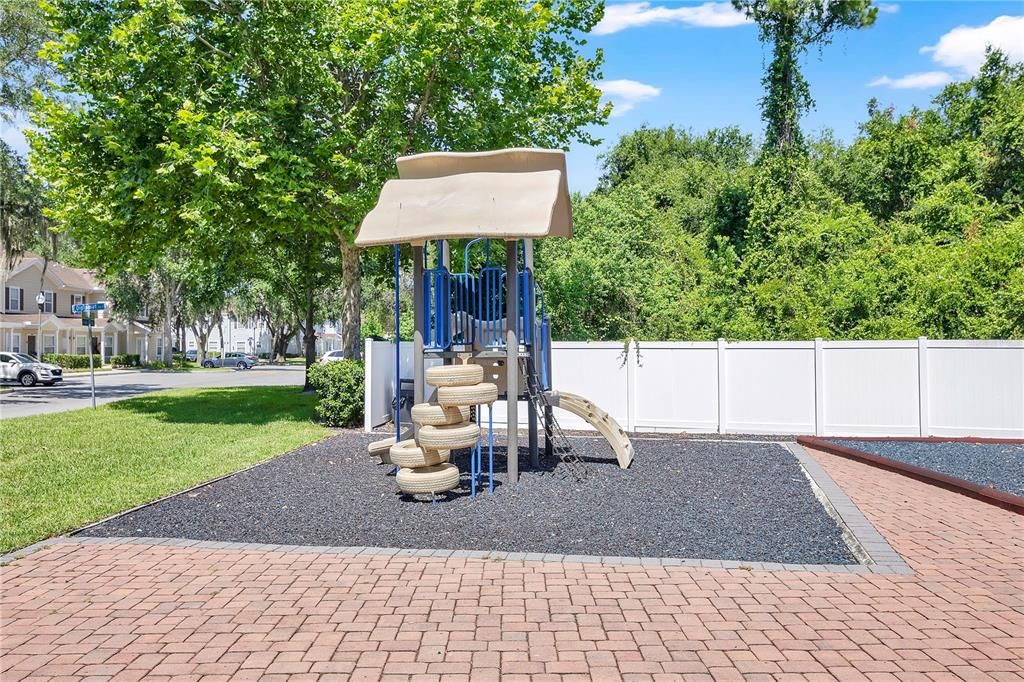 На продажу: $325,000 (4 спален, 3 ванн, 1694 Квадратных фут)