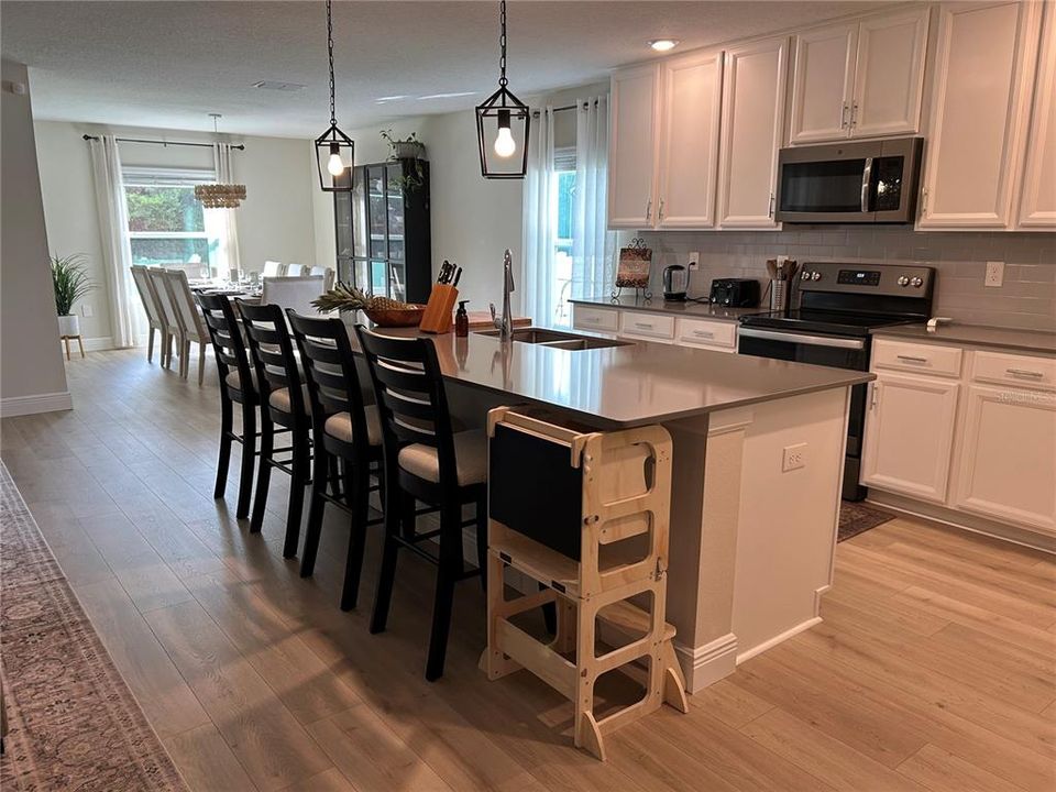 For Sale: $549,000 (5 beds, 3 baths, 2606 Square Feet)