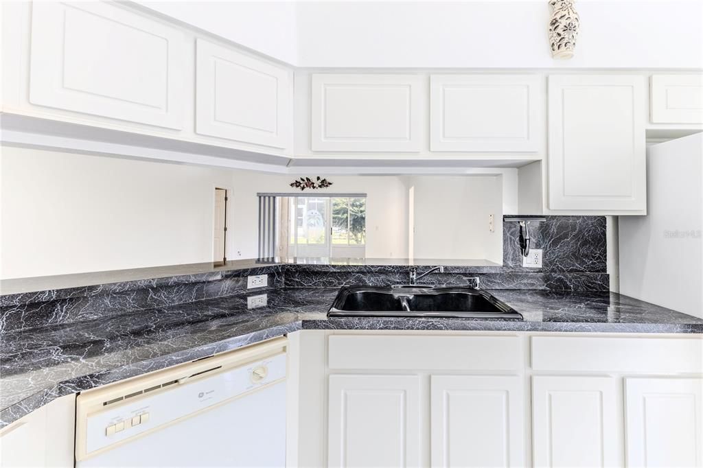 На продажу: $255,000 (3 спален, 2 ванн, 1718 Квадратных фут)