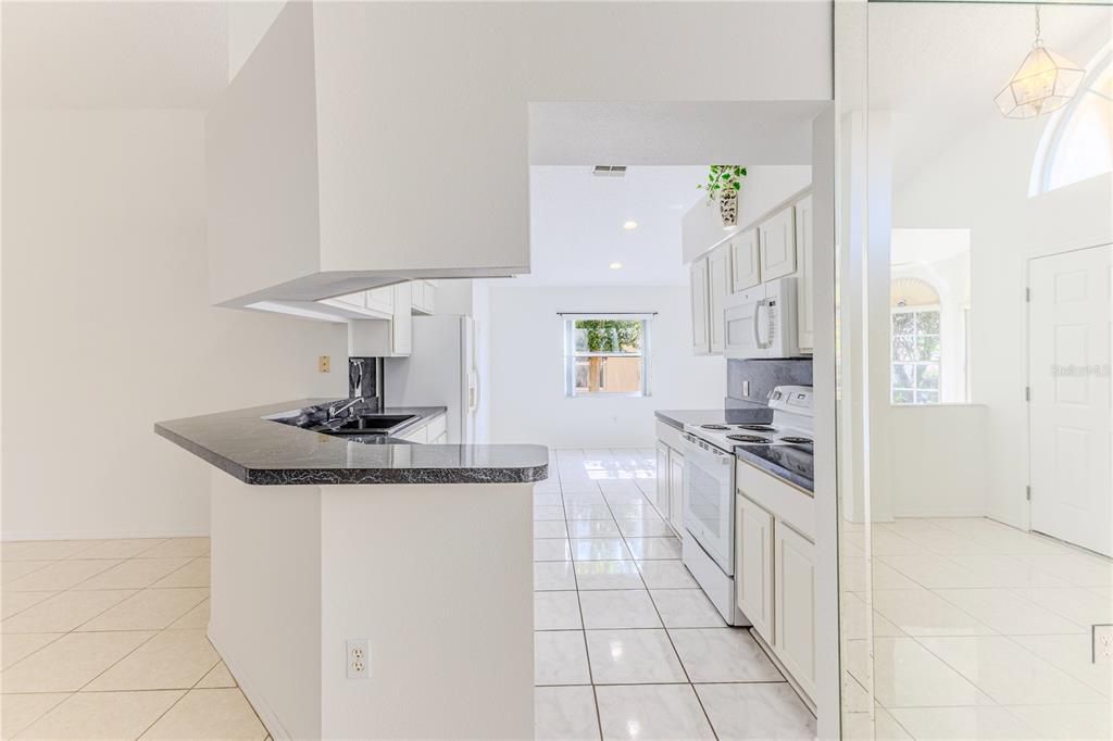На продажу: $255,000 (3 спален, 2 ванн, 1718 Квадратных фут)