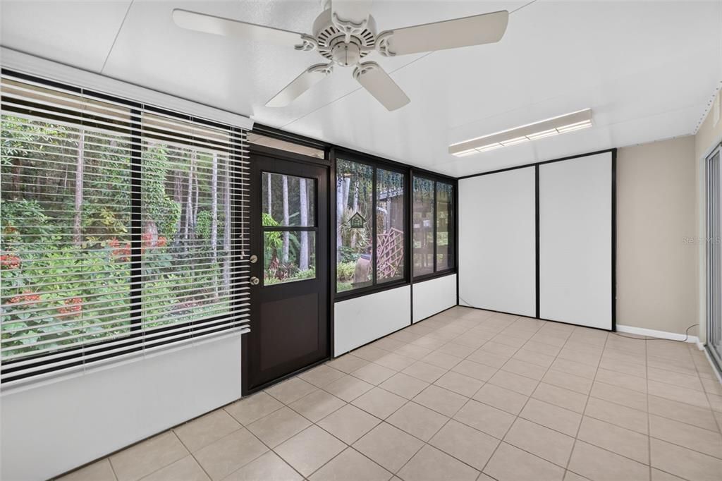 For Sale: $214,900 (2 beds, 2 baths, 971 Square Feet)