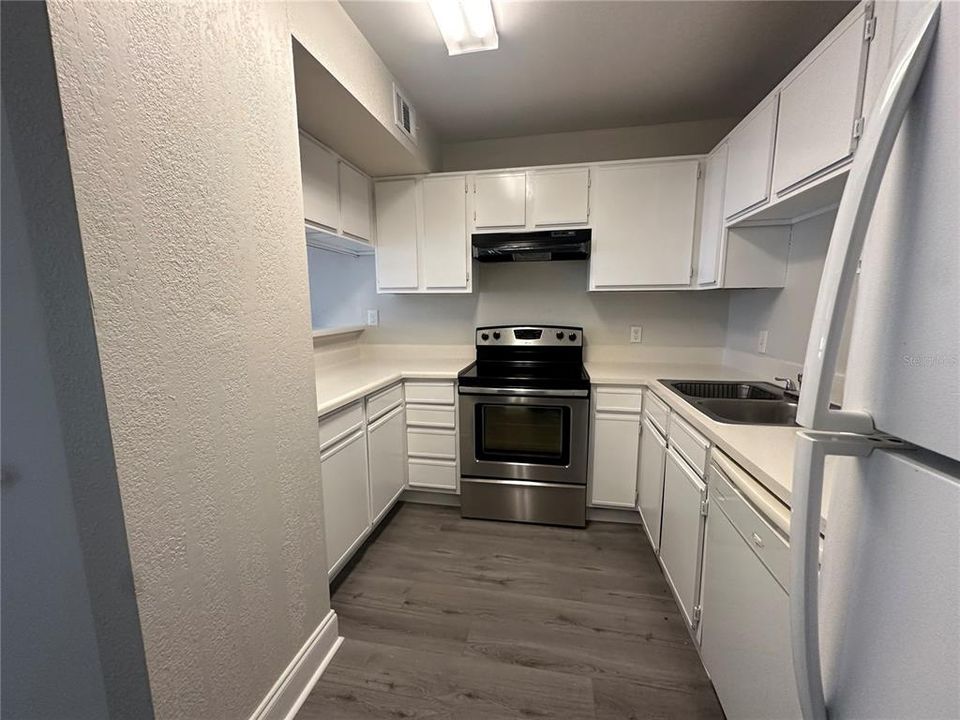 Active With Contract: $1,775 (1 beds, 1 baths, 693 Square Feet)