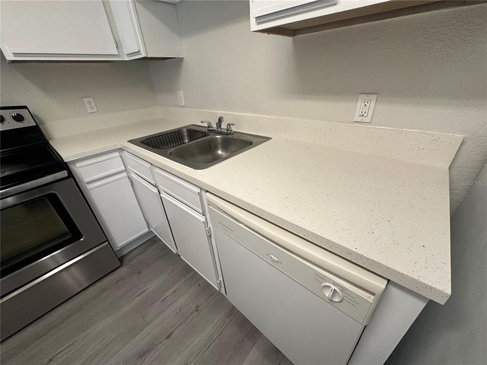Active With Contract: $1,775 (1 beds, 1 baths, 693 Square Feet)