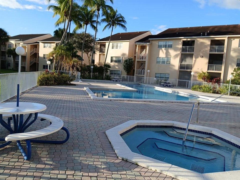 Active With Contract: $1,775 (1 beds, 1 baths, 693 Square Feet)