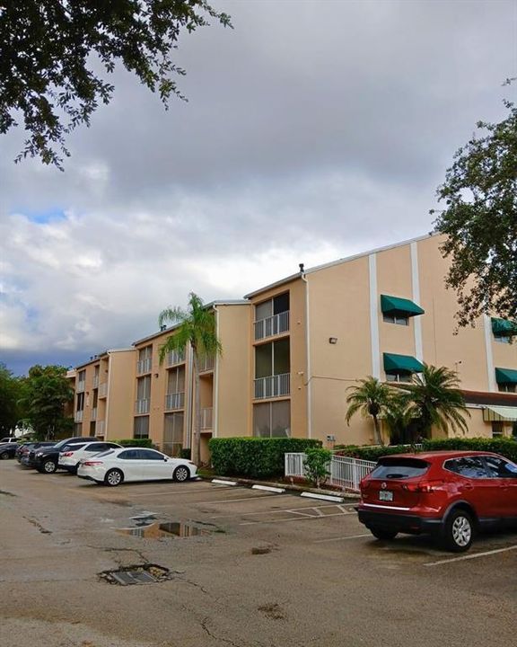 Active With Contract: $1,775 (1 beds, 1 baths, 693 Square Feet)