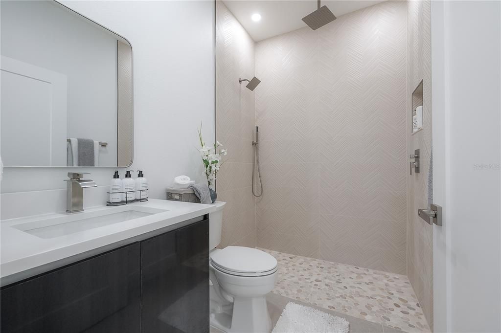Activo con contrato: $4,990 (4 camas, 3 baños, 2434 Pies cuadrados)