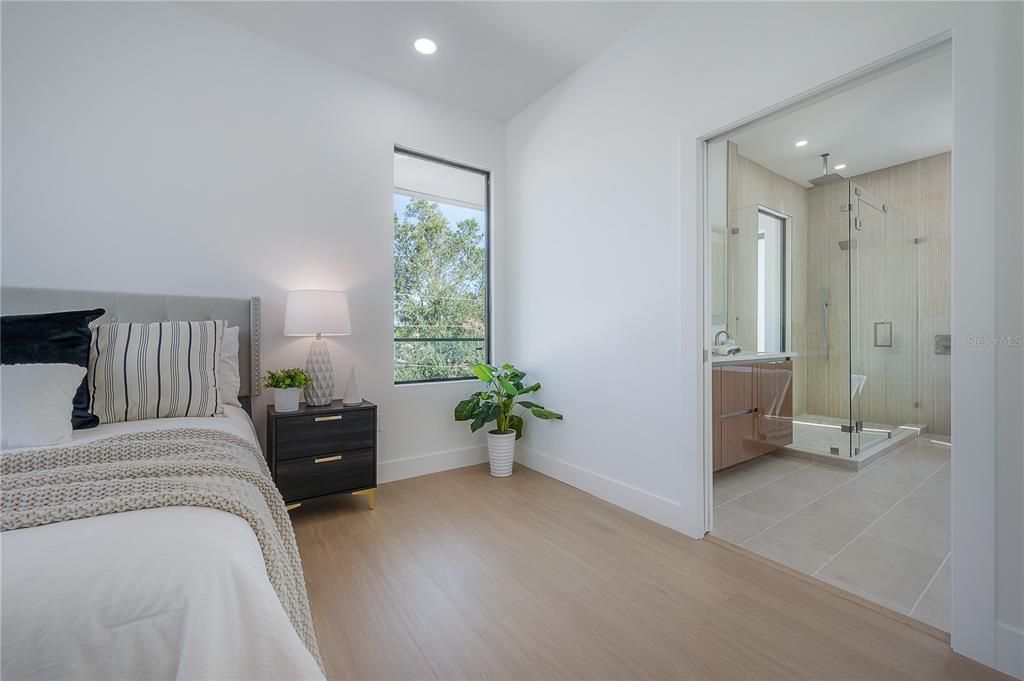 Activo con contrato: $4,990 (4 camas, 3 baños, 2434 Pies cuadrados)
