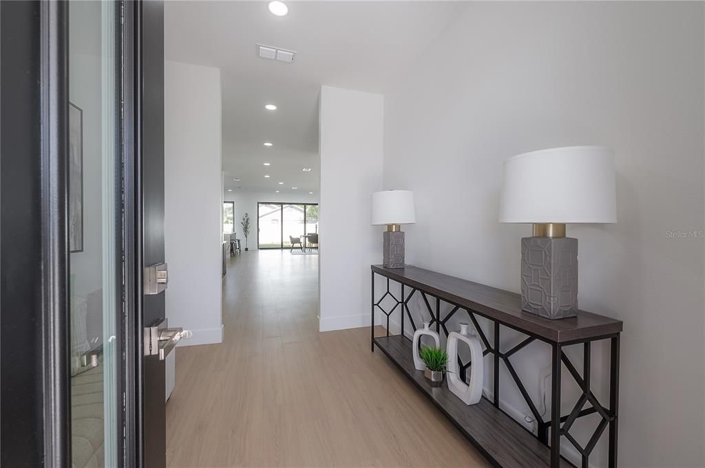 Activo con contrato: $4,990 (4 camas, 3 baños, 2434 Pies cuadrados)