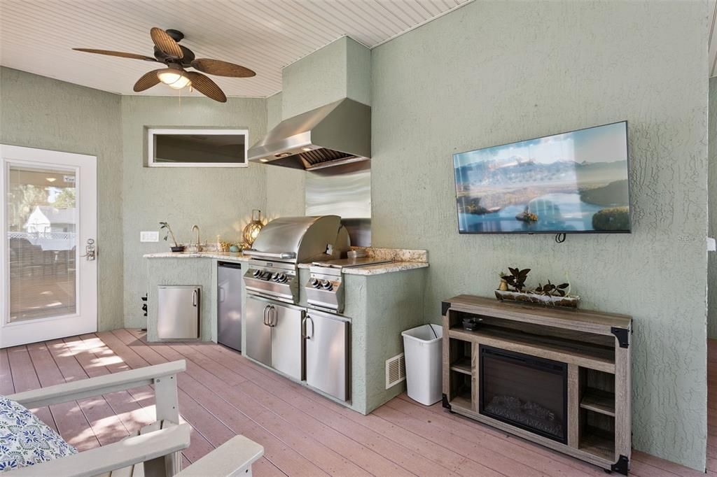 На продажу: $725,000 (4 спален, 3 ванн, 1965 Квадратных фут)