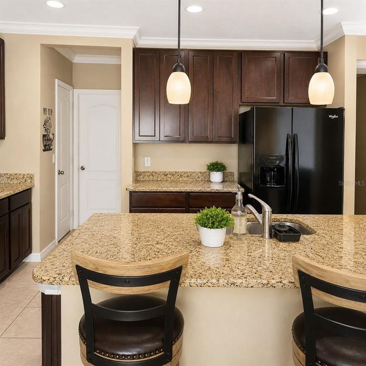 En Venta: $319,900 (4 camas, 2 baños, 1950 Pies cuadrados)