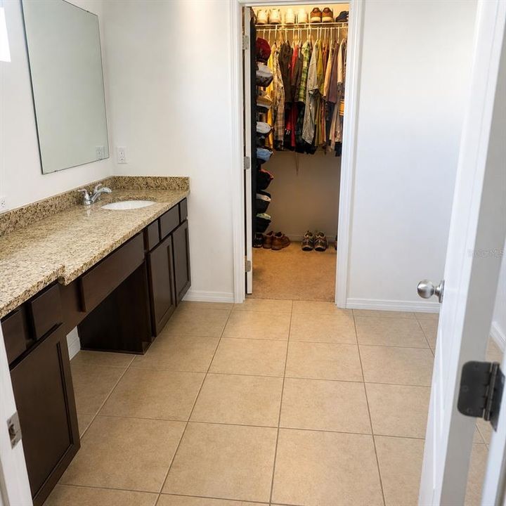 En Venta: $319,900 (4 camas, 2 baños, 1950 Pies cuadrados)