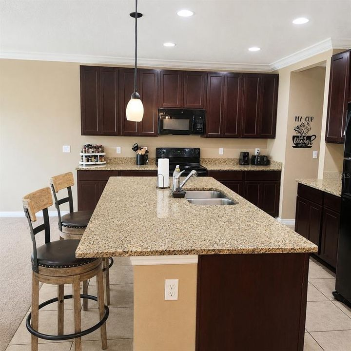 En Venta: $319,900 (4 camas, 2 baños, 1950 Pies cuadrados)