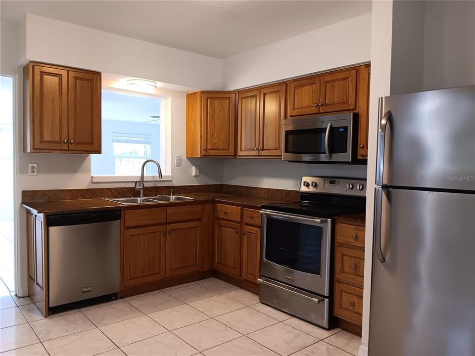 For Rent: $2,200 (3 beds, 2 baths, 1069 Square Feet)