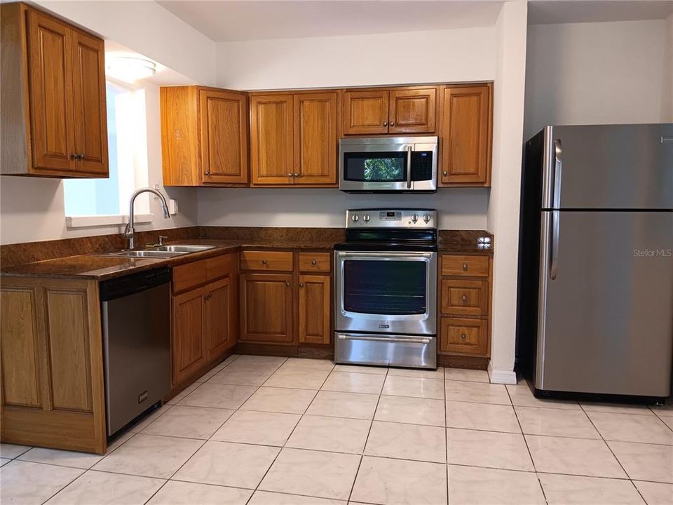 For Rent: $2,200 (3 beds, 2 baths, 1069 Square Feet)