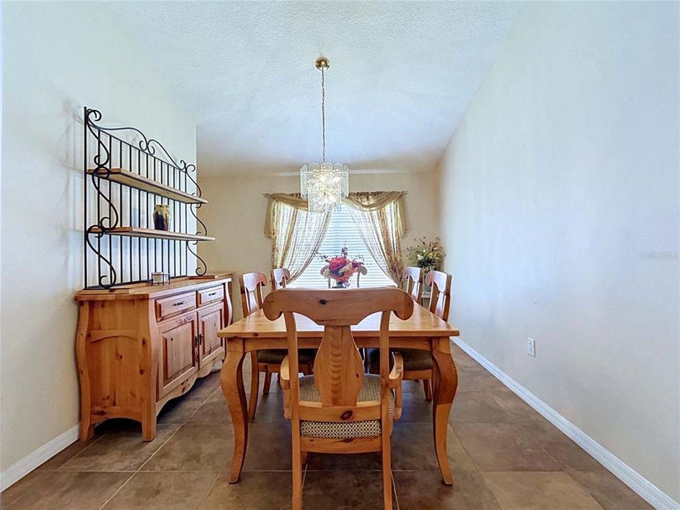 For Sale: $380,000 (4 beds, 3 baths, 1827 Square Feet)