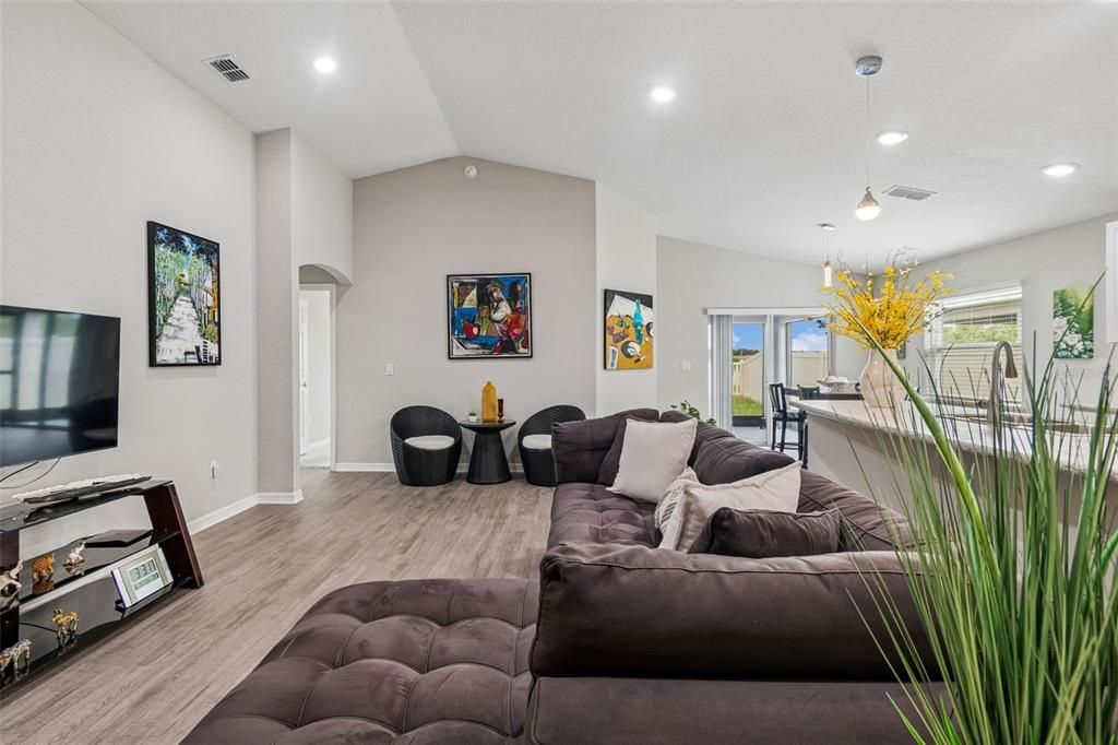 En Venta: $375,000 (4 camas, 2 baños, 1710 Pies cuadrados)