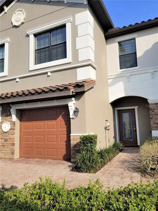 For Rent: $2,400 (3 beds, 2 baths, 1986 Square Feet)
