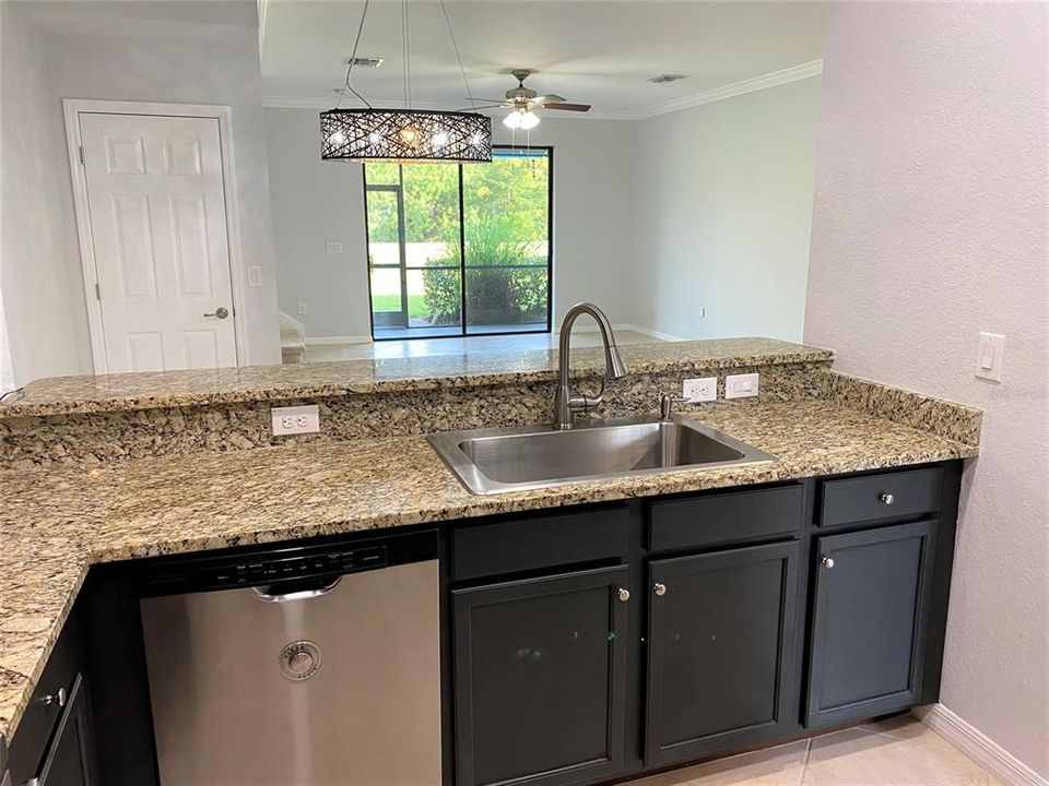 For Rent: $2,400 (3 beds, 2 baths, 1986 Square Feet)