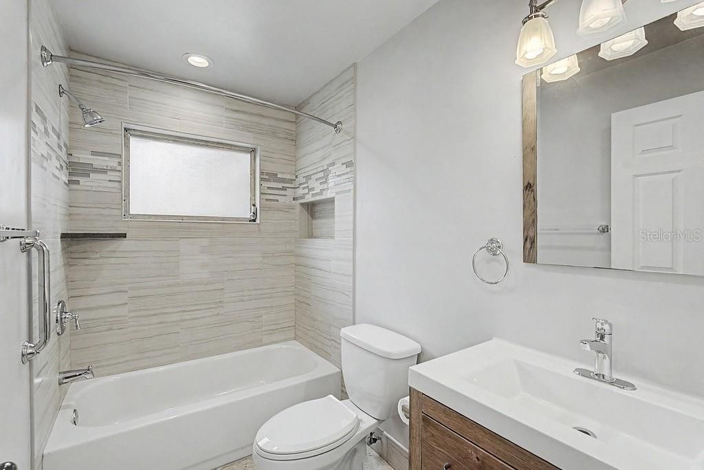 На продажу: $164,900 (2 спален, 1 ванн, 932 Квадратных фут)