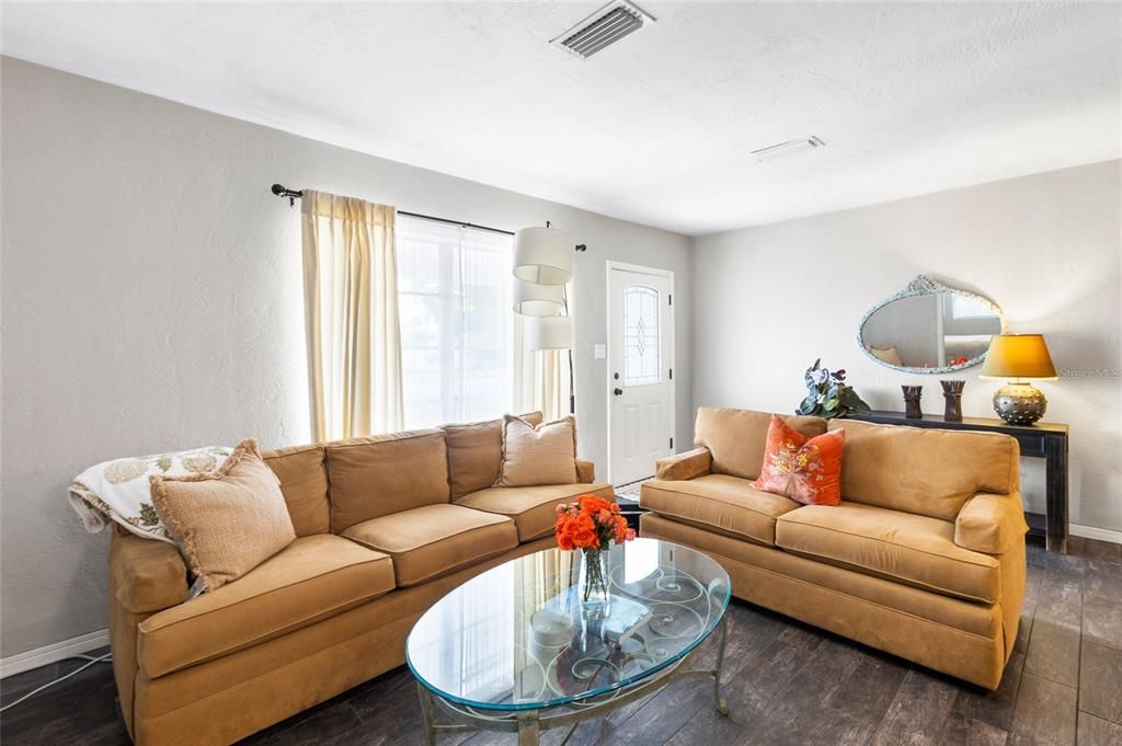 Active With Contract: $415,000 (3 beds, 2 baths, 1200 Square Feet)