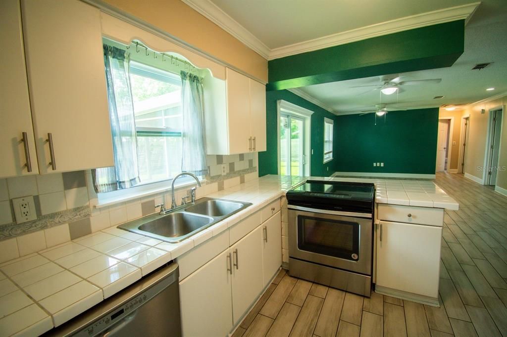 На продажу: $249,999 (3 спален, 2 ванн, 1220 Квадратных фут)