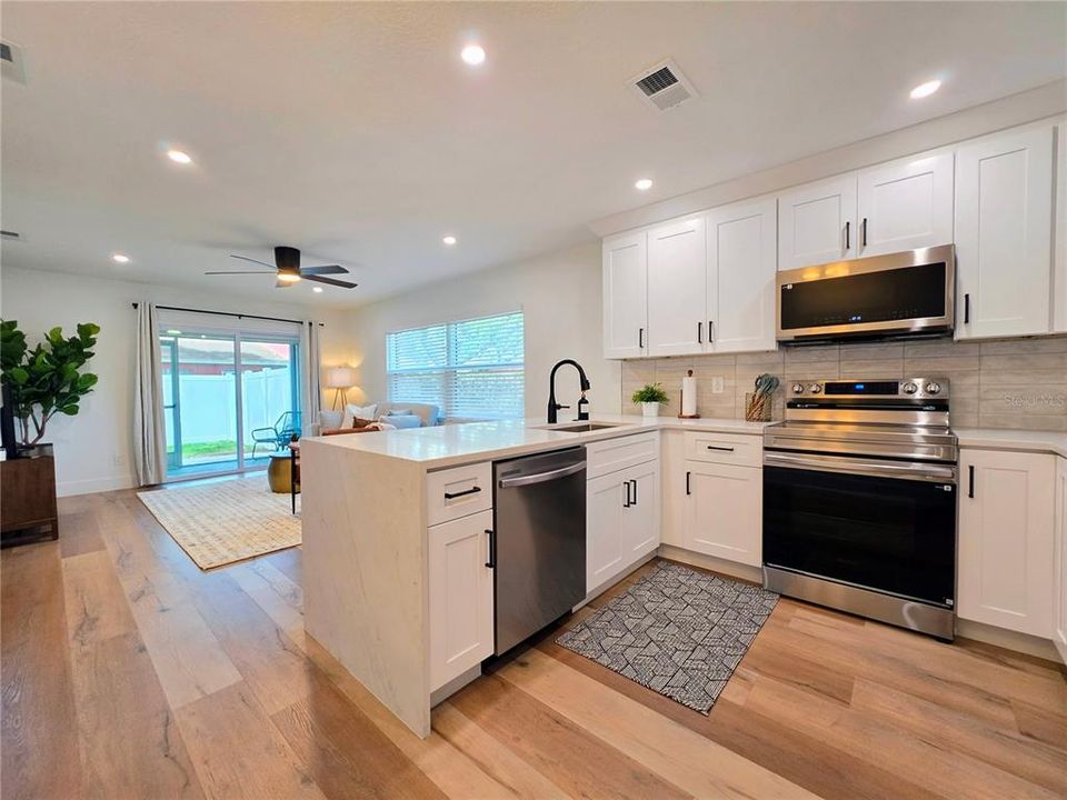 For Sale: $249,900 (2 beds, 1 baths, 739 Square Feet)