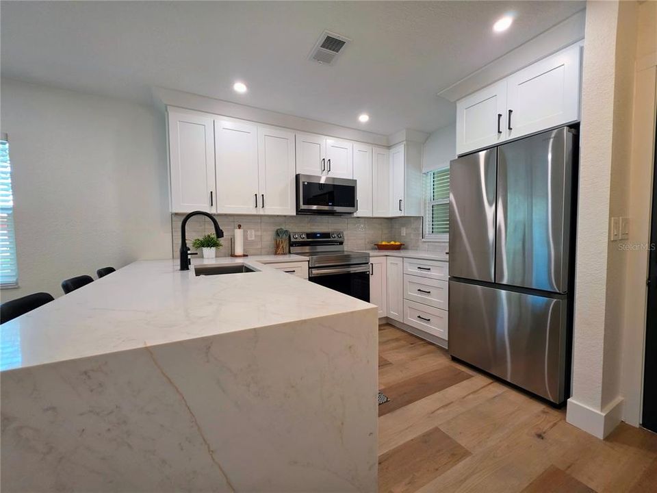 For Sale: $249,900 (2 beds, 1 baths, 739 Square Feet)