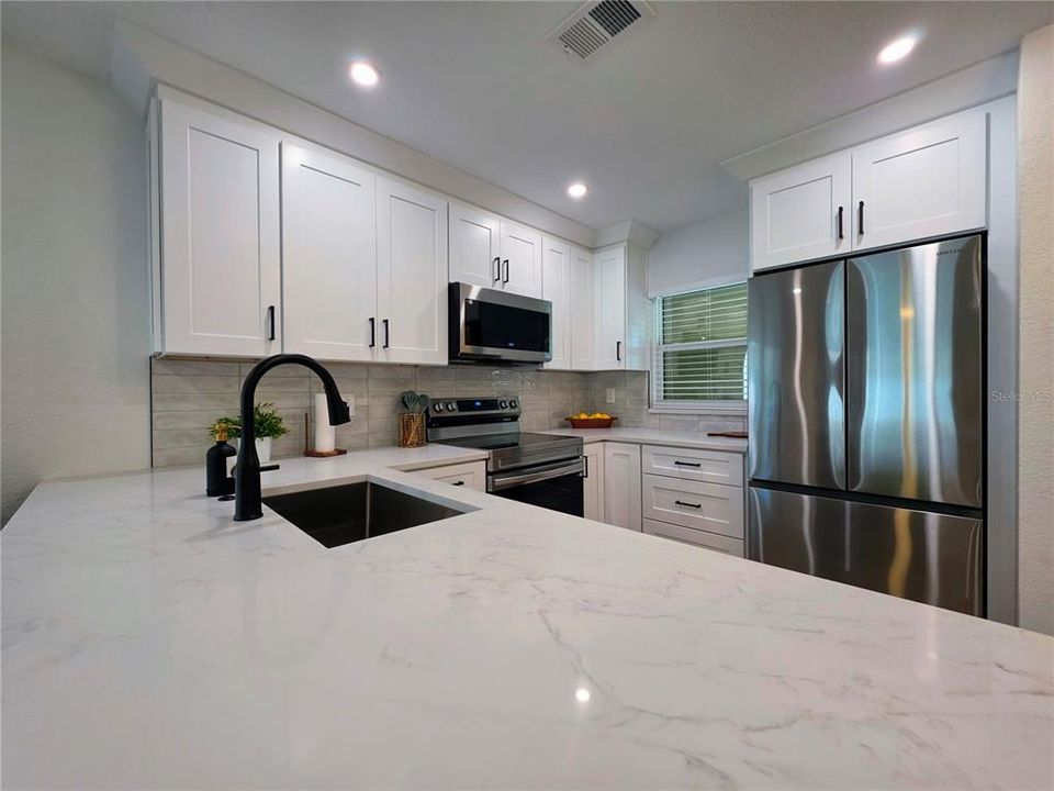 For Sale: $249,900 (2 beds, 1 baths, 739 Square Feet)