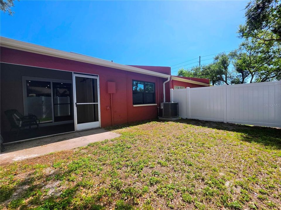 For Sale: $249,900 (2 beds, 1 baths, 739 Square Feet)