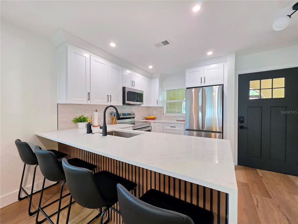For Sale: $249,900 (2 beds, 1 baths, 739 Square Feet)