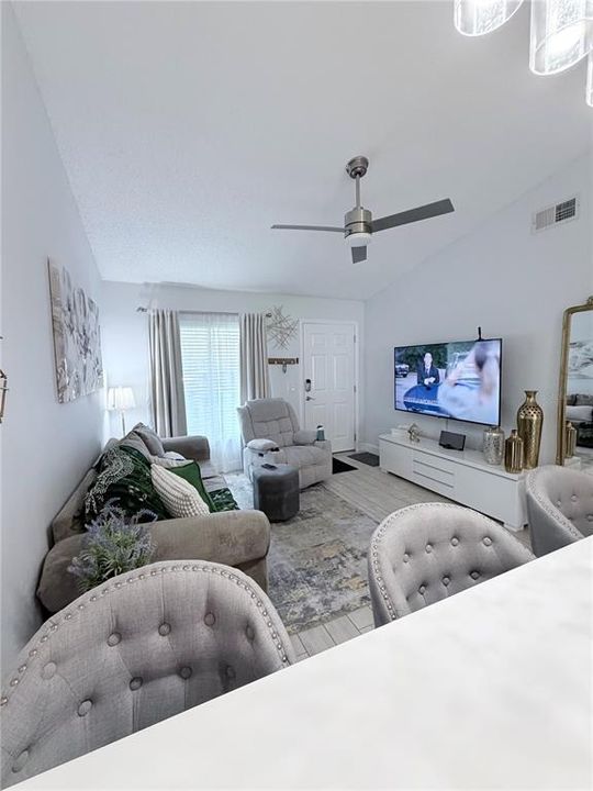 В аренду: $1,700 (2 спален, 2 ванн, 837 Квадратных фут)