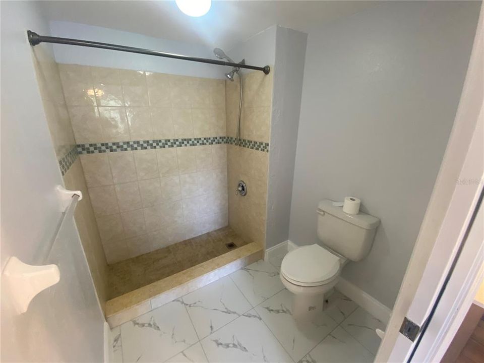 На продажу: $224,900 (2 спален, 2 ванн, 1020 Квадратных фут)