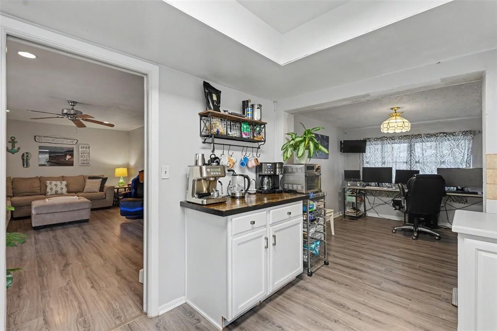 На продажу: $429,900 (2 спален, 1 ванн, 1096 Квадратных фут)