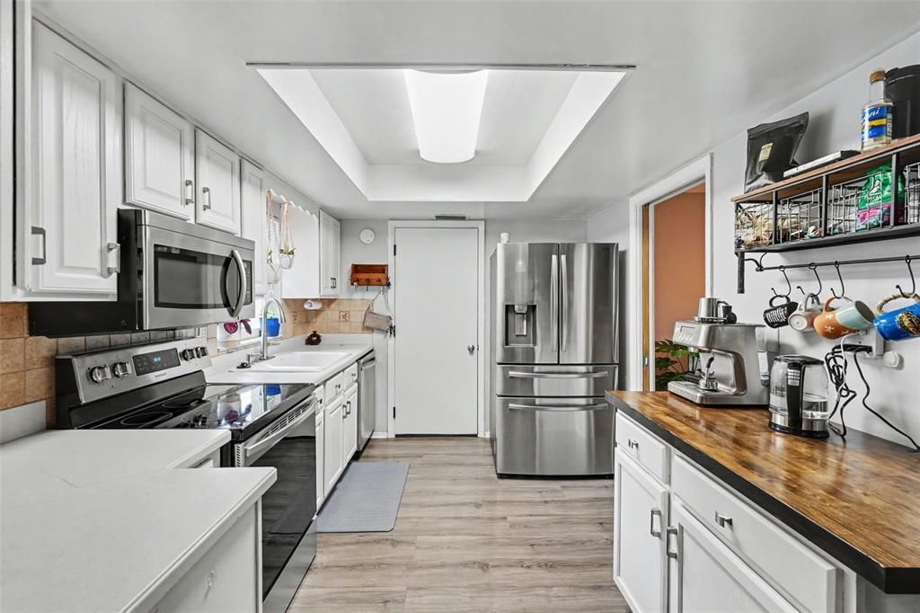 На продажу: $429,900 (2 спален, 1 ванн, 1096 Квадратных фут)