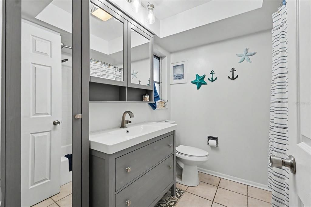 На продажу: $429,900 (2 спален, 1 ванн, 1096 Квадратных фут)