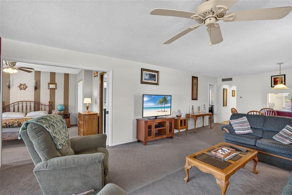 For Sale: $140,000 (2 beds, 2 baths, 1158 Square Feet)